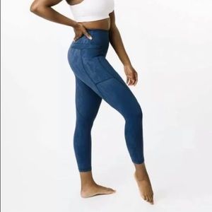 NWT Women’s Size 6-8 Zyia Dark Navy Camo Capris